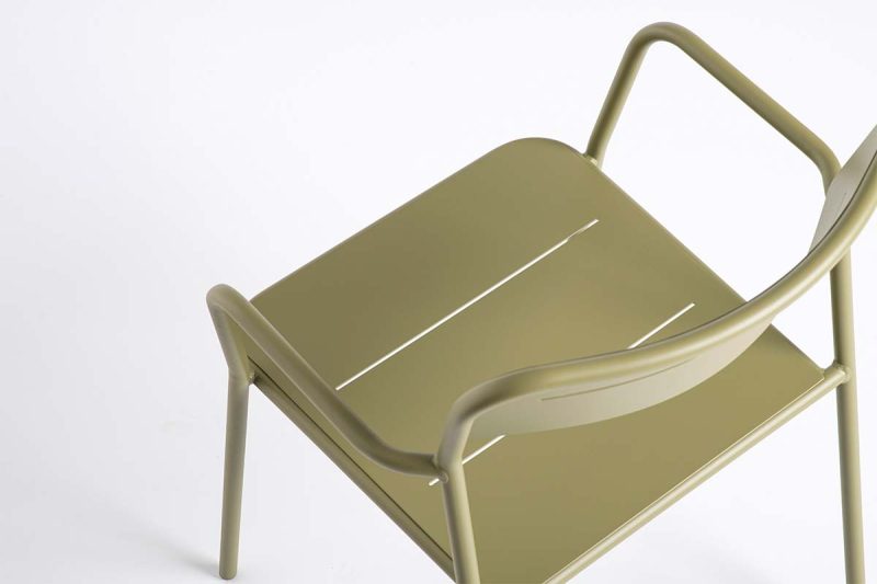 nero_stolica_sa_rukonaslonima_CN01AR_05