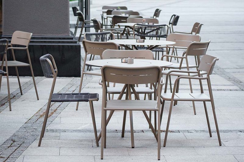 nero_stolica_sa_rukonaslonima_CN01AR_06