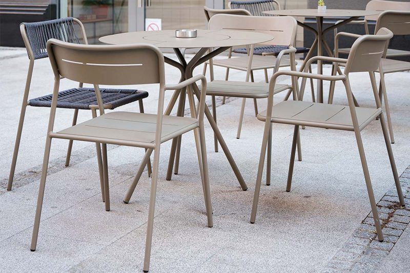 nero_stolica_sa_rukonaslonima_CN01AR_07