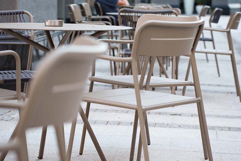 nero_stolica_sa_rukonaslonima_CN01AR_08