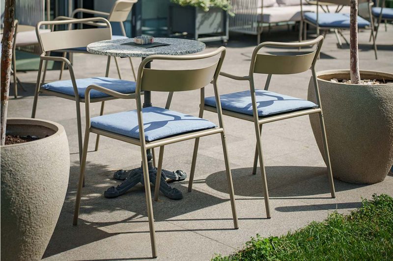 nero+_stolica_sa_rukonaslonima_CN+01AR_08