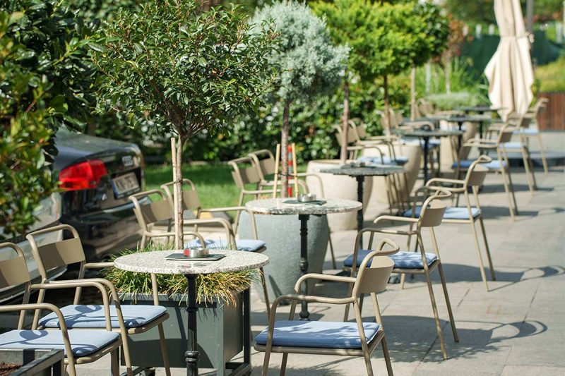 nero+_stolica_sa_rukonaslonima_CN+01AR_09