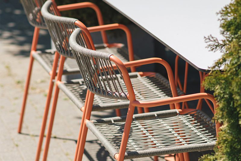 bianca_stolica_sa_rukonaslonom_CB01AR_08