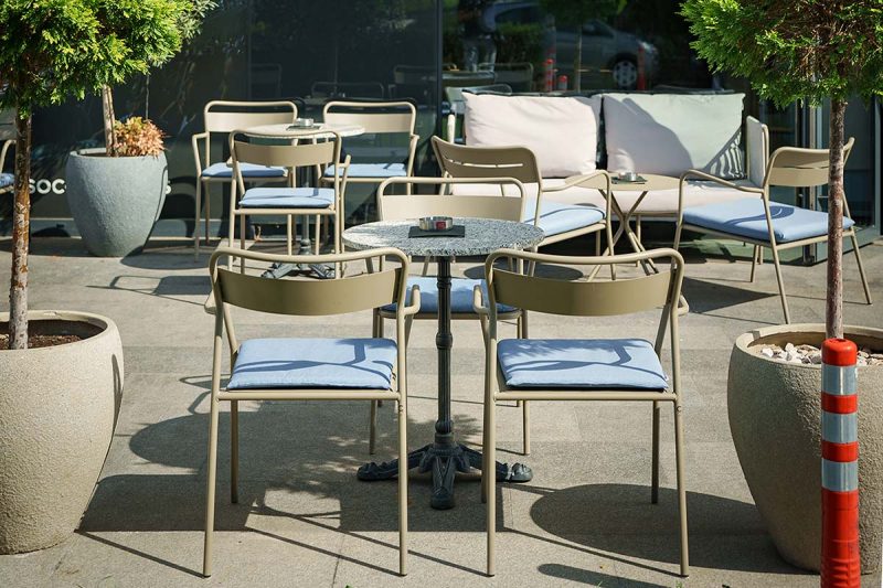 nero+_stolica_sa_rukonaslonima_CN+01AR_07