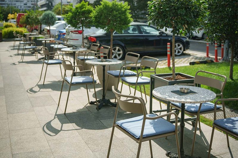 nero+_stolica_sa_rukonaslonima_CN+01AR_10